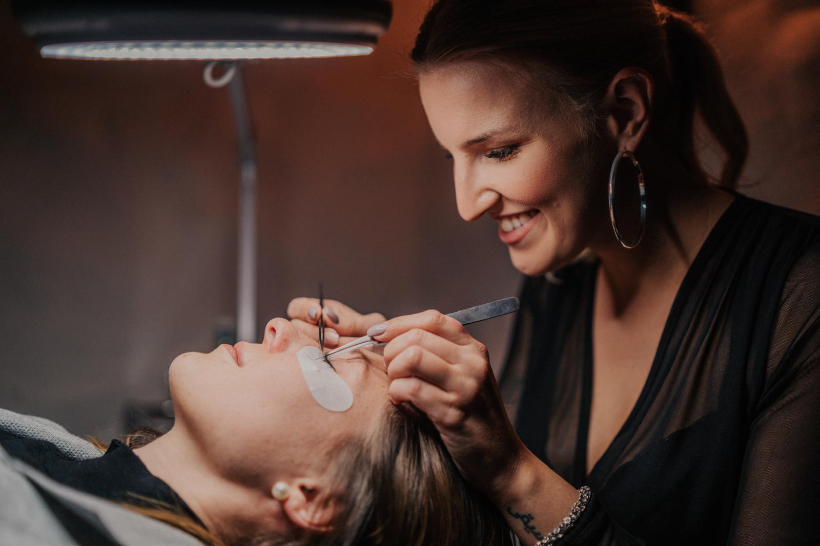 Einblick in eine Wimpernbehandlung